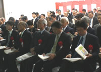 尾﨑副理事長（右から３人目）はじめ多数のコンソーシアム関係者が出席